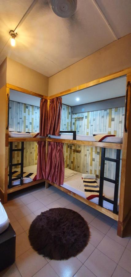 Escape Backpackers Kk Hostel Kota Kinabalu Exterior photo