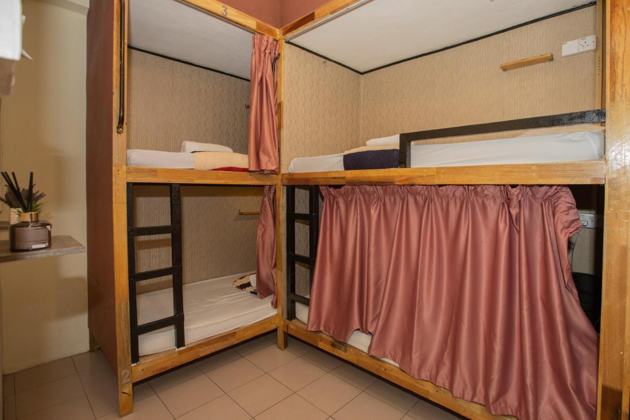 Escape Backpackers Kk Hostel Kota Kinabalu Exterior photo